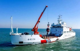 我国首艘具备破冰能力的大型航标船正式列编