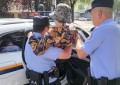 暖心一幕！民警及时救助摔倒老人