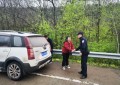 燃油耗尽车抛锚 通河公安及时救助暖人心