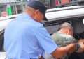 高温“遇警”！老人中暑晕厥，民警暖心救助