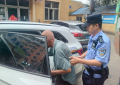 九旬老人街头迷路 民警暖心护送回家