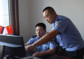 冰城警营里的师徒情：用手册教方法  用行动暖民心