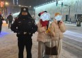 战风雪 护民生 保平安  冰城公安夜间护航雪天群众出行路