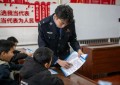 平安宣传进村屯 童心童语筑防线——香坊分局组织开展“小手拉大手”安全宣传进村屯活动
