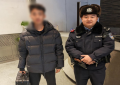 南岗分局民警巡逻中暖心寻回失物 外地游客点赞哈尔滨公安