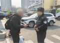 先锋派出所巡逻中暖心相助残疾老人办事
