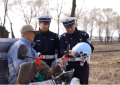 凌晨五点半的田间地头  藏蓝身影守护春耕农忙路